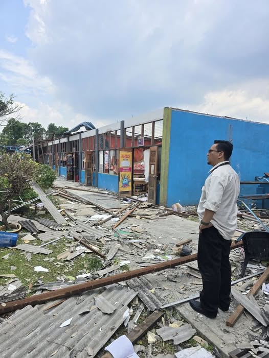 Semangat Hari Guru Sedunia Melawati sebuah sekolah kampung saya yang teruk dipukul ribut pada 15 Oktober 2025. Ini memang perlukan sumbangan semua 'orang kampung'.